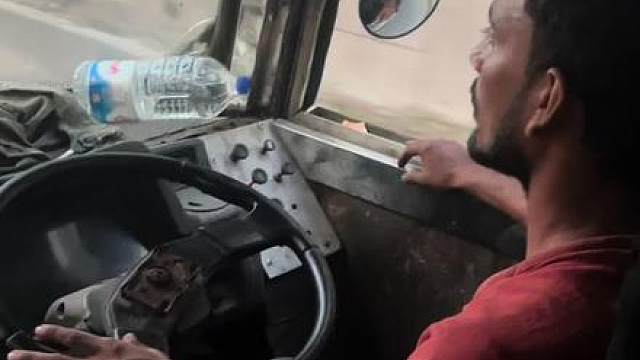 孟加拉国公交车，司机开车非常熟练。