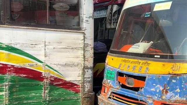 在孟加拉国坐公交车，根本不停车，上车要快。