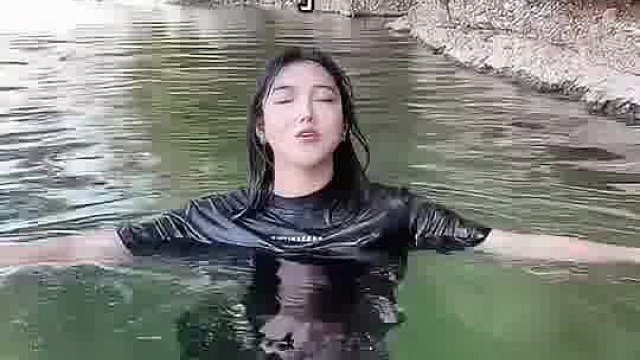主要是因为穿着衣服衣服洗水了之后变重了，你把衣服脱了再试一下