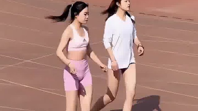 女大学生操场上自信训练！