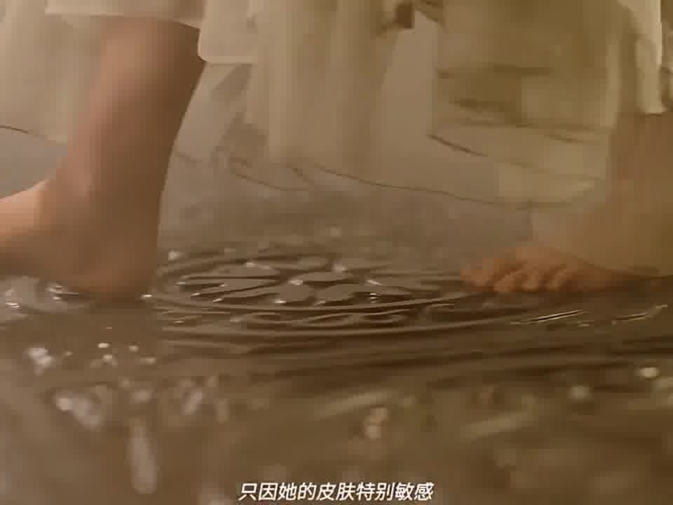 少女每次洗澡都让母亲搓澡