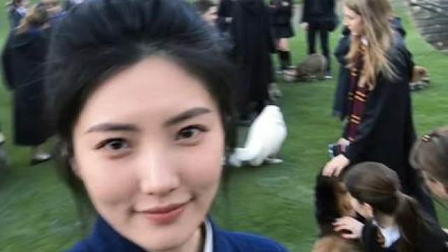 vlog/东方交换生在霍格沃茨的第十七天 刚刚我又看见那个章丘的师妹在对着哈师弟哭哭啼啼，我这人就是看不得同胞受委屈，直接把《普通巫师等级考试五年真题》递给她。我也不会安慰人，只会把从小听过的讲给她听：“别难过。你大老远来到霍格沃茨，可不是为了来搞对象的。你要对得起你父母给你交的加隆才行。听我一句劝：智者不入爱河，寡王一路硕博！心中无男人，施法自然神！”