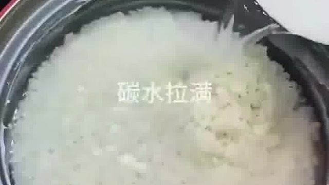 女子在家做煲仔饭，这步骤看着也太丝滑了