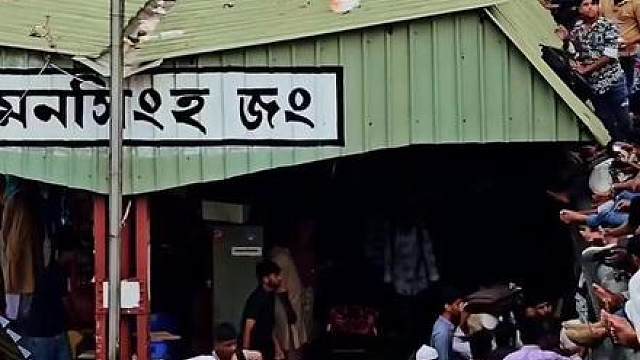 印度火车站真实一幕，火车顶上的人直接爬上屋顶大小便，上面下大雨下面下小雨真是醉了