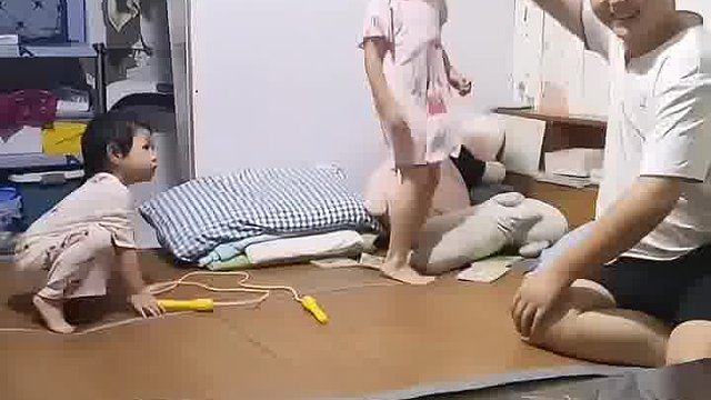 爸爸假装给闺女摇绳，闺女发现后上去就是一脚