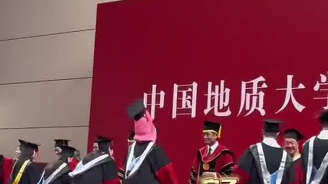 地大果然是物博！网友：她都博士了就让她玩吧！