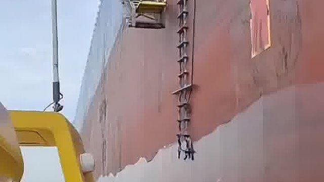 能不能上船回家全靠浪！