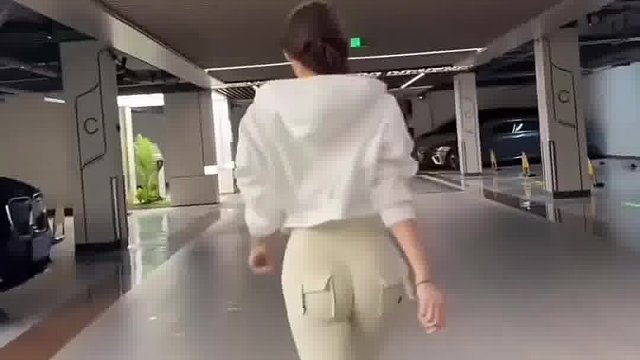 这么好的身材不出门走走不白练了