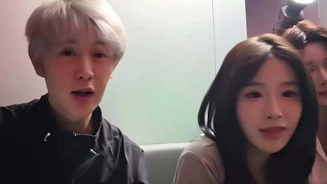这事居然还没结束
听说这位是童锦程妻子还有法律名下的孩子
之前他还说过听到这首歌想到没孩子的时候
搞
