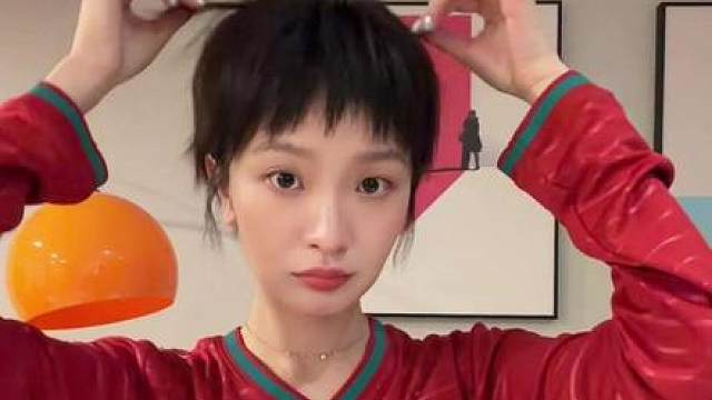 女球迷每天纠结熬不熬夜中