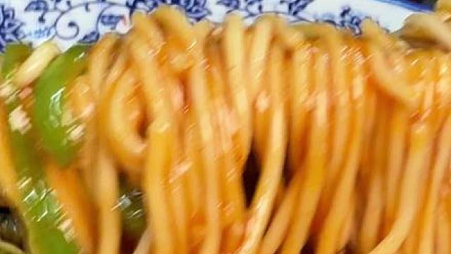江湖菜式百味融合，市井烟火揉进饭桌
