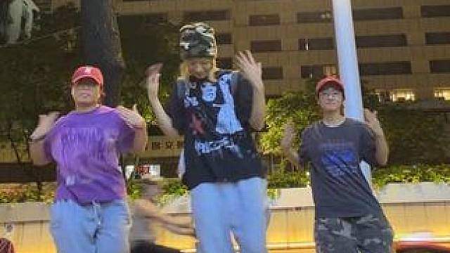 假期就要找朋友一起跳舞