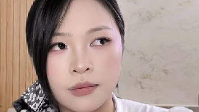 当你的前领导来你店里应聘，却自始至终没认出你，你会告诉她吗？