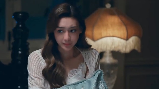 通过屋门，女人看到不该看的一幕