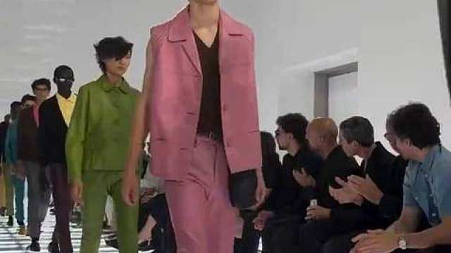 Prada 2027春夏男装大秀
用《孤独的牧羊人》做谢幕曲
排箫声在米兰的黄昏里回荡
秀场结束了
