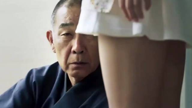 色老头竟当众摸女佣的美腿