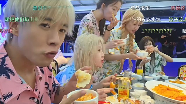 子圣一句团队吃饭常态，小小怪朝朝直接狼吞虎咽差点绷不住了