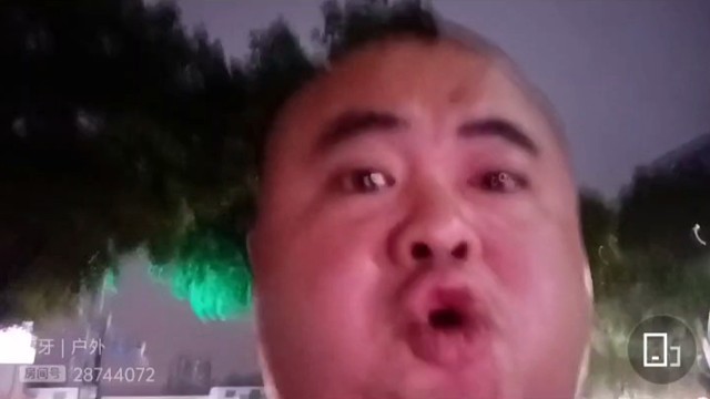 金猪手持ipad熬夜失败