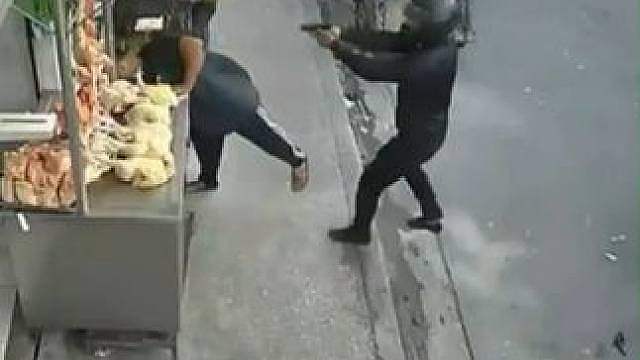 枪手突然转身 厄瓜多尔一繁忙街道一摊贩当众遭枪杀