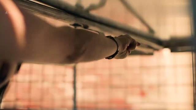 被铁笼牢牢锁住的女人该如何逃脱