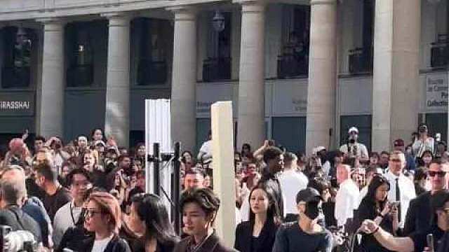 现场好热情，人好多。

还有国外的姐妹用着不太标准的普通话喊着陈哲远

还有姐妹用英文说喜欢哲远的靴