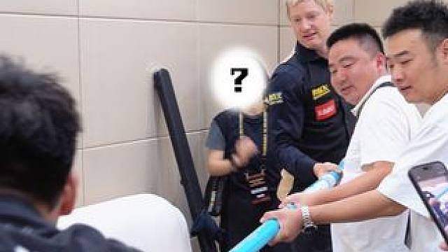 观众朋友们不好意思久等了…临上场突发小状况球杆意外卡住，众人合力拔河紧急解救，还好有惊无险化解
@