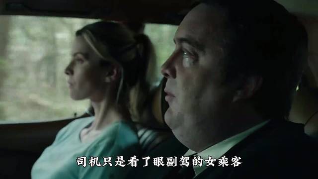 司机只是看了眼副驾的女乘客，对方就拽住把手，抬起了双腿！