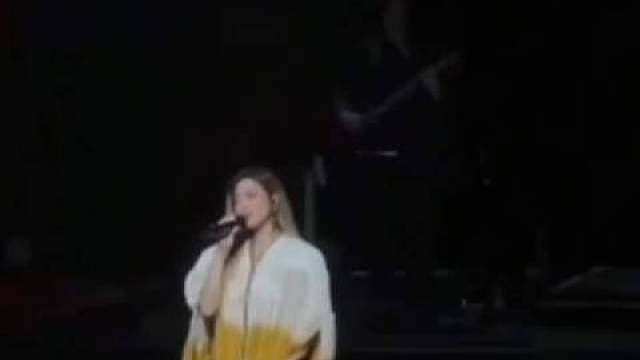 以防有人不记得她的成名曲，应该没有人不耳熟）《给我一个理由忘记》吧
哈哈哈，alin 太逗了，小品女