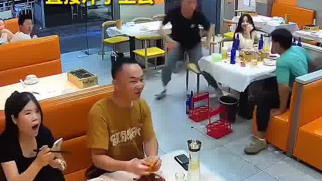 大家正在吃饭突然“黑影”冲了进来，喝酒的和喝饮料的反应截然不同…
