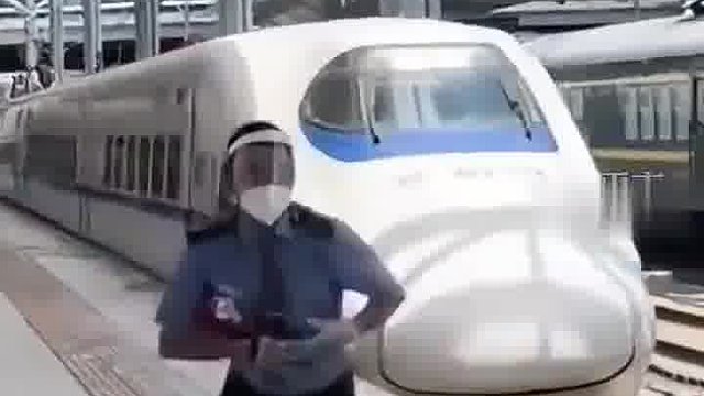 高铁入站时女孩踏入警戒线内执勤人员飞奔一把拉回。动车都急得按喇叭了