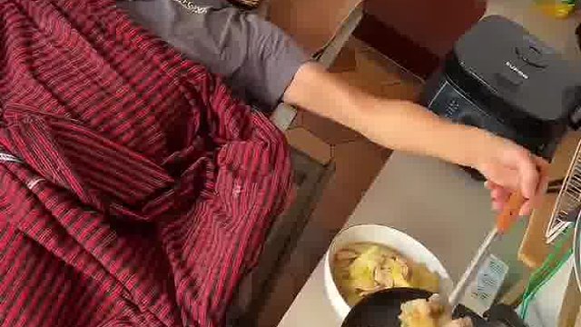 镜子就是眼睛，床是他的双脚。男子瘫痪多年仍努力生活。