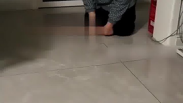 母亲深夜撞开女儿女婿房门 跪地磕头咒骂连天 一番话暗藏玄机！