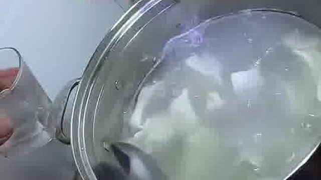 要不要加水发生争论，内蒙姑娘：不需要加水，东北小伙：加水反复三次饺子才能熟