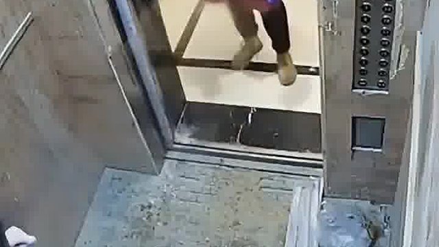 姐妹俩抬玻璃，结局亮了