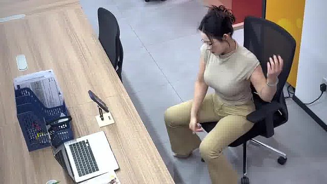 在办公室里跳舞呢