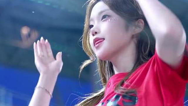07年啦啦队李睿恩的焦点视频 李睿恩啦啦队扇子舞表演视频看点 女