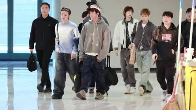 call后半小时CORTIS成员才出现，廊桥换衣视频也在传。粉丝这边：机场系统故障在先，40分钟延误