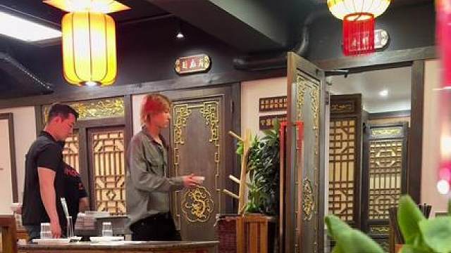 小马巴黎吃火锅呢