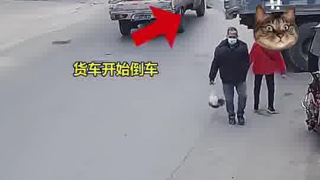 摩托车没有注意观察，大车认倒霉。别任性