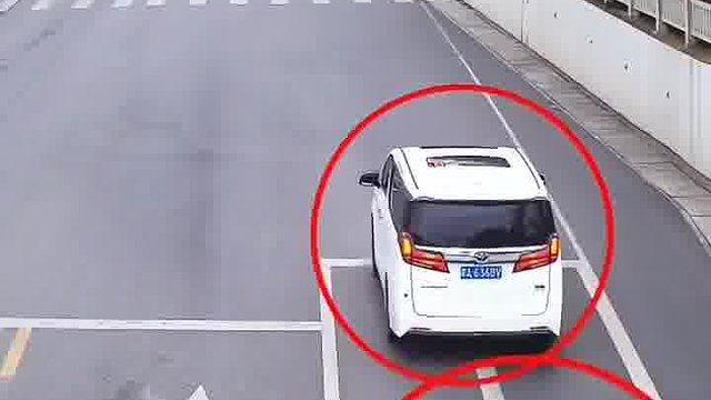 后面的车感觉好无辜啊