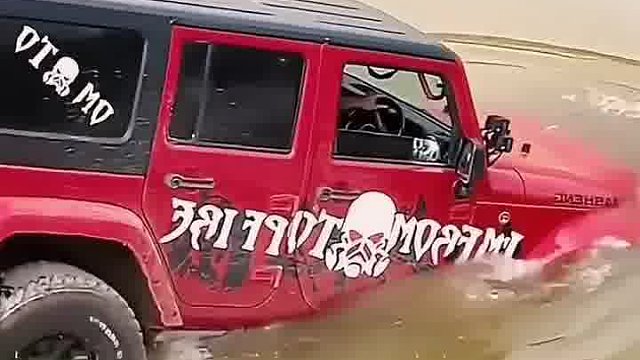 老司机神操作，开着越野车过河
