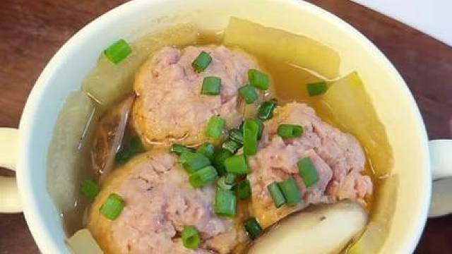 10m冬瓜肉丸汤 立夏后天气湿热，可以给宝宝安排这个清爽解腻的冬瓜肉丸汤，汤鲜肉美，软嫩不柴