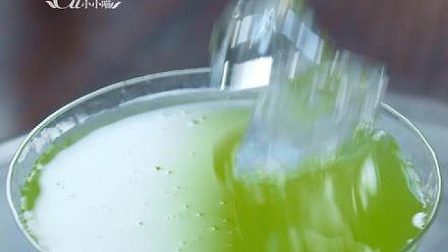 清凉解暑冬瓜蜜古人私藏的“翡翠碧玉汤” 老祖宗的智慧真的绝
夏天没胃口？这碗碧玉冬瓜蜜真的会刷新你的认知！
冬瓜不再是寡淡的煲汤配角，
摇身一变成为晶莹剔透的“翡翠冻” 
清甜中带着冬瓜的草木香，
蜂蜜的柔润裹住喉咙，
像喝了一口百花蜜山泉！ 
刚滤出的汁水是浅淡的竹青色，冷藏静置后，渐渐凝成一汪透亮的碧色——像把初夏的晨露装进了玻璃杯，仿佛一块会流动的翡翠。 
蜜糖的清甜，温温柔柔地化开；
紧接