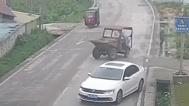 轿车弯道强行超车，转弯斗车被撞下边沟