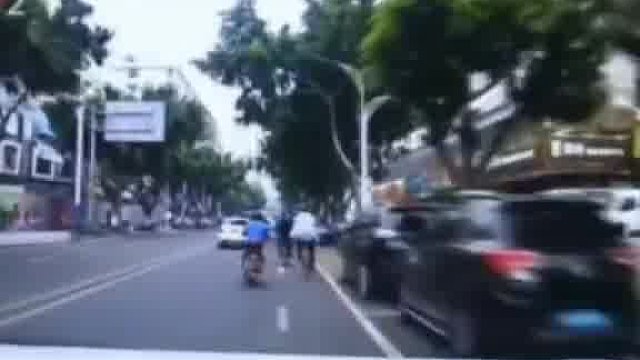 电瓶车主不肯让道汽车追赶数里将其撞飞
