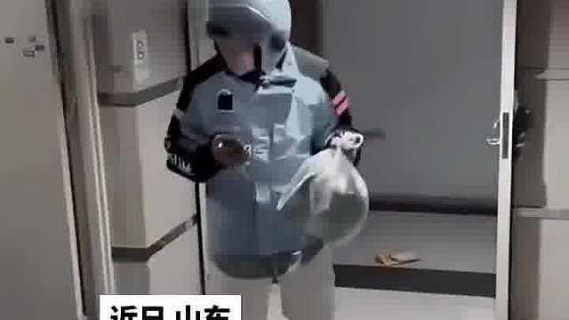 美女半夜点外卖，取餐时低头看手机给送餐员吓懵了，女子：一不小心拿下双杀