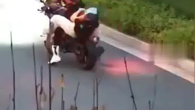 女子乘摩托车后座后仰险些掉落，停车时裤子已被车轮磨黑