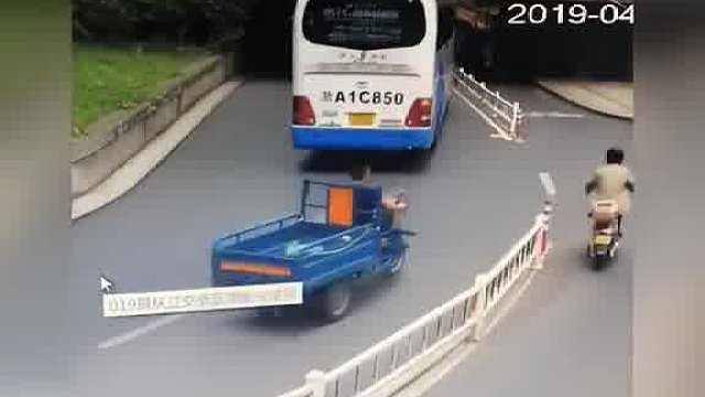吓人！杭州一大巴车撞上桥墩被“削头”！车上坐了30名幼儿园孩子，刚刚春游回来。