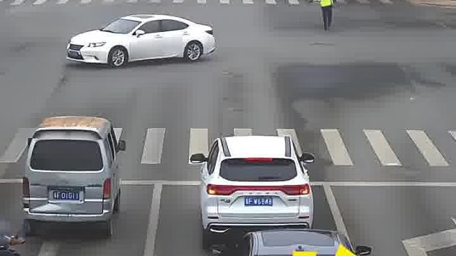 遮挡小车车牌看见交警过来司机慌忙下车拿掉遮挡物，结果