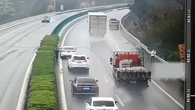 小车高速路发生故障，司机停在快车道上下一幕9车相撞！